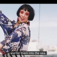Miranda Makaroff visits La Goleta Karya, a boat to discover Barcelona from the sea. The fashion blogger and artist creates two outfits full of prints and fashionable details using the […]