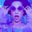 Enter the transformative world of Marc Jacobs Spring ’17 eyewear featuring ???? Kiko Mizuhara. Shop the collection now: mjin.tl/SS17SunglassesFB Copyright(c) 2017 Marc Jacobs International, LLC. All rights reserved by Marc […]