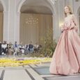 The Ulla Johnson Spring/Summer 2023 collection unfolds within the sky-lit hall of the Beaux-Arts Court at the Brooklyn Museum. Defined by its soaring heights and neoclassical linearity, the space is […]