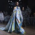 During the Rodarte Fall Winter 2023–2024 show, an ethereal spectacle took place at the heart of the Williamsburg Savings Bank. The opulence of the venue was turned into a silver […]
