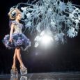 Guo Pei effortlessly transitions between reality and fantasy, akin to passing through a doorway. In her recent presentation at the Cirque d’Hiver, she fully immersed herself in a wonderland, transforming […]