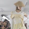 The Maison Margiela Spring/Summer 2024 collection, creatively led by John Galliano, is characterized by a confrontation of dualities, where tailored items contrast fluid ones. The collection features a mix of […]